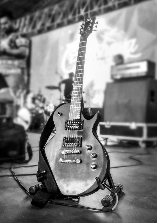 Elektrisk gitar på scenen før livekonsert